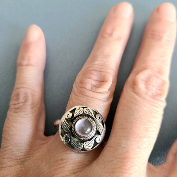 Sterling silver 925 ring with floral design and round Amethyst(?) stone. - Picture 3 of 7